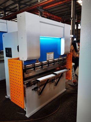 7.5KW CNC Press Brake Machine idraulica in acciaio leggero 400mm Peso 7000kg