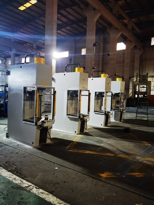 Macchina a pressione idraulica con velocità di lavoro massima di 20 m/min